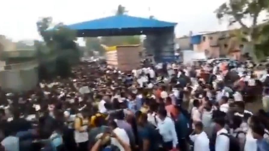 गुजरात के बाद महाराष्ट्र: नौकरी के लिए भीड़ इतनी कि अफरा-तफरी जैसा माहौल